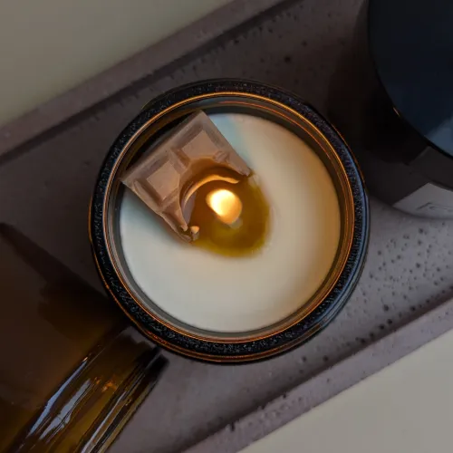 Соєва свічка в коричневій скляній баночці з кришкою 