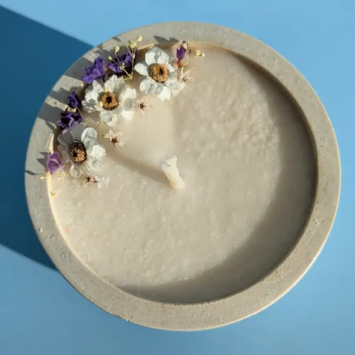 Свічка у бетонному підсвічнику