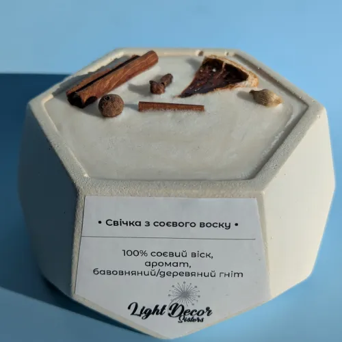 Свічка у бетонному підсвічнику шестикутник