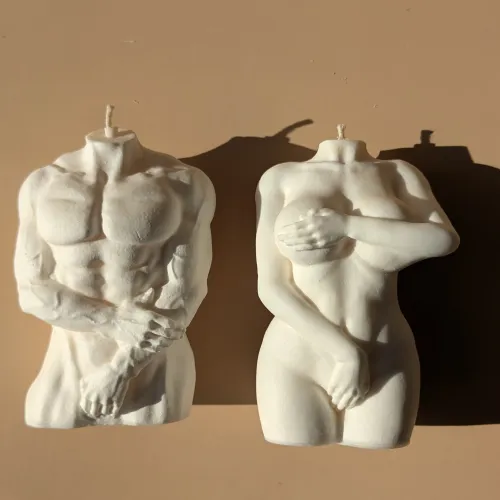 Свічка у формі торсу чоловіка та жінки