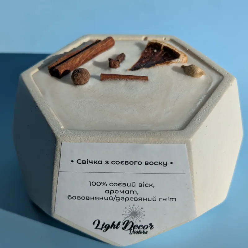 Свічка у бетонному підсвічнику шестикутник
