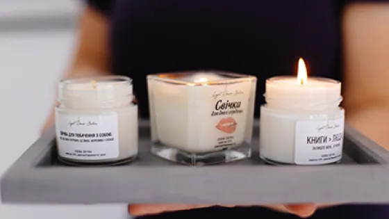 На столі стоять різні види свічок