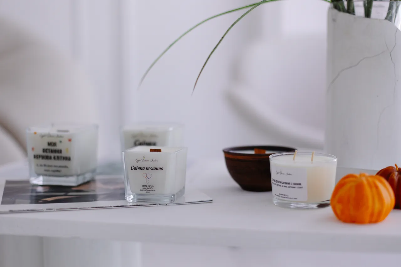 На столі стоять різні види свічок